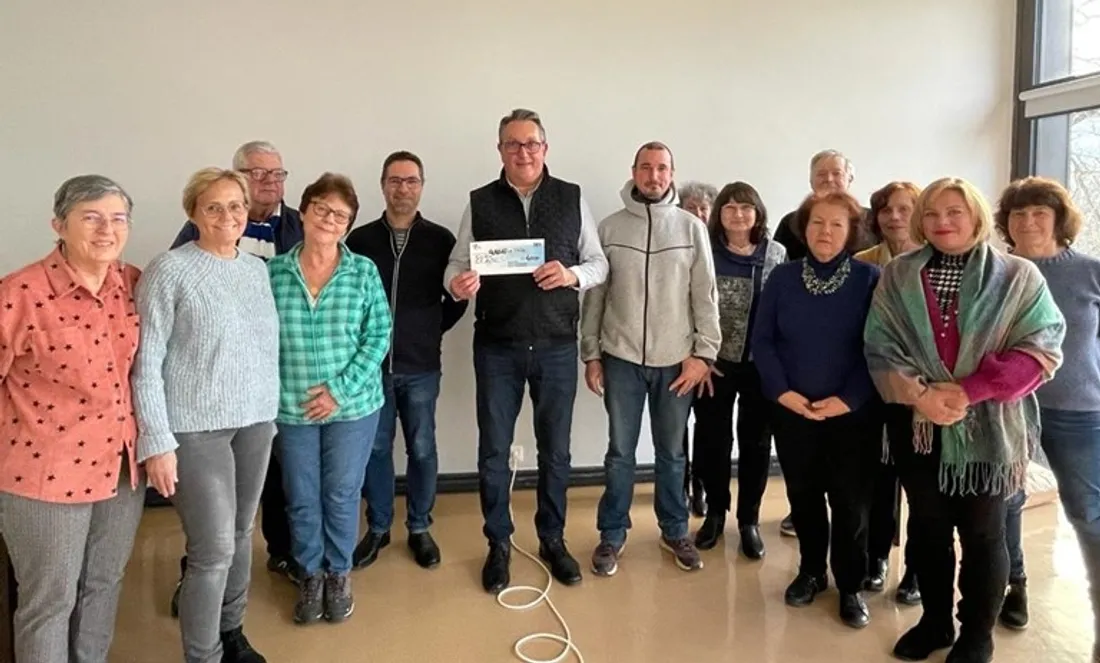 Don d'un chèque par l'ACSJP