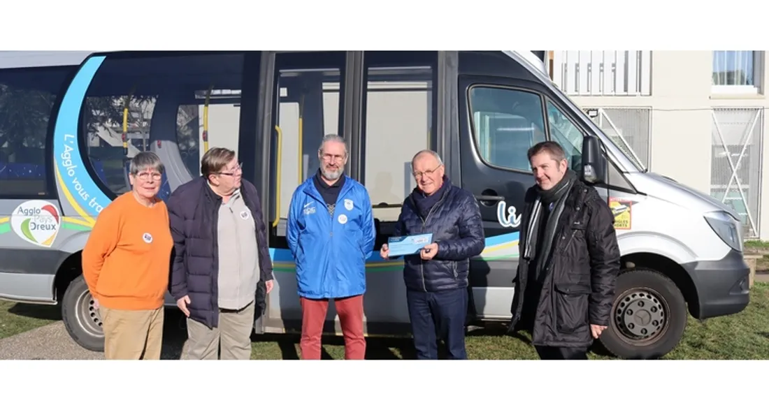 Remise d'un chèque aux Restos du Coeur