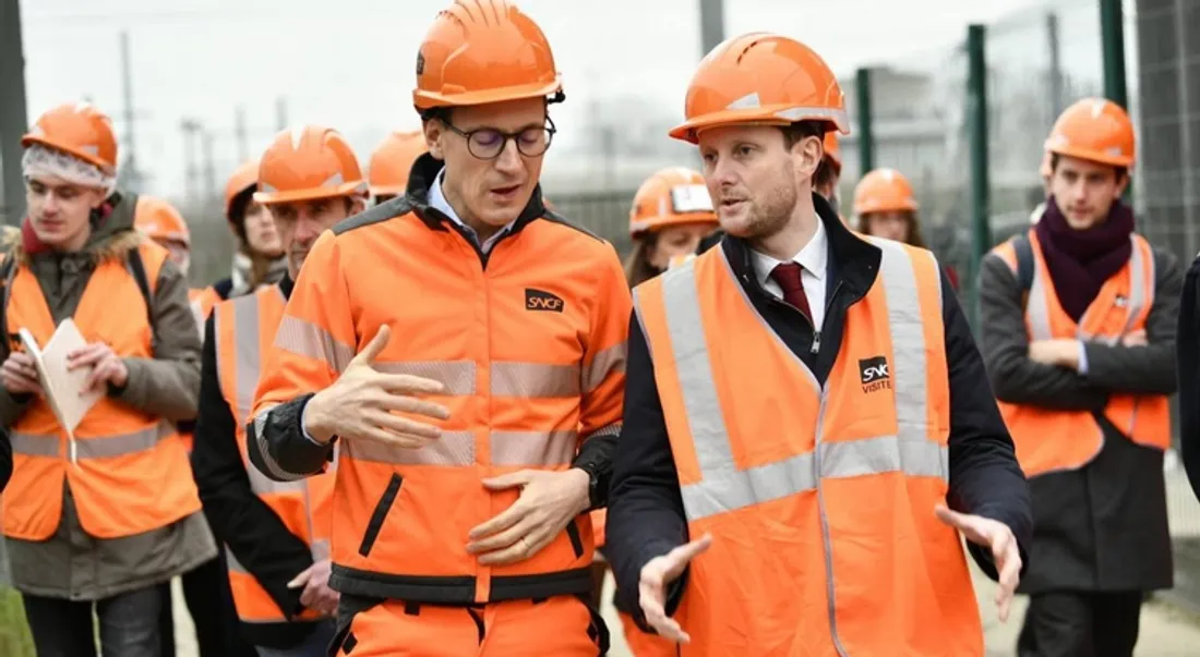 À droite Clément Beaune, ministre des Transports