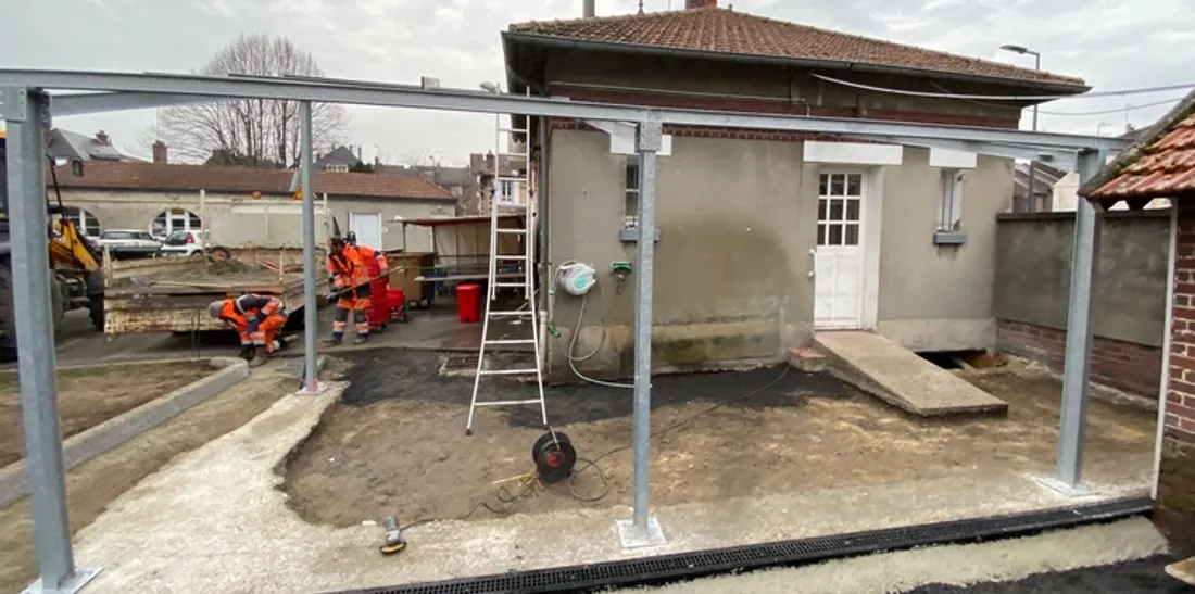 Travaux devant l'épicerie sociale