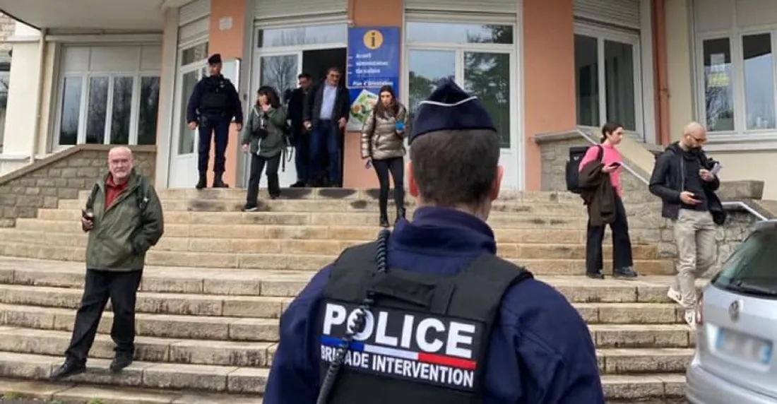 Devant le lycée Saint-Thomas d’Aquin