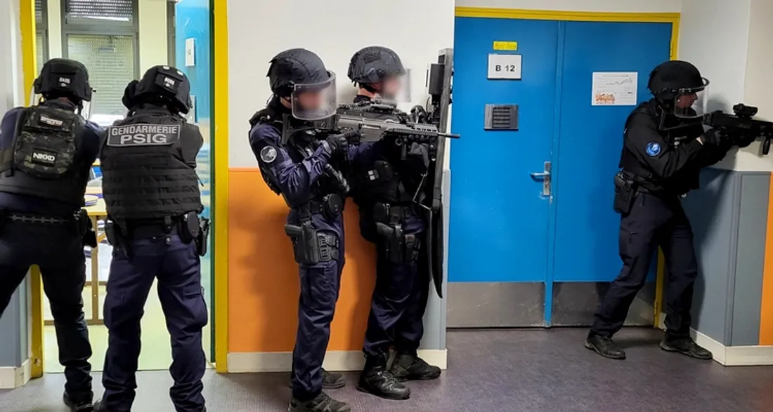 Hommes du PSIG dans le collège d'Epernon