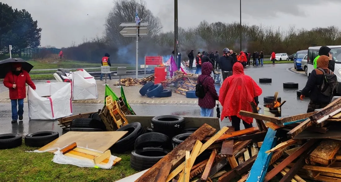 Blocage au rond-point de l'Oncle Sam à Amiens