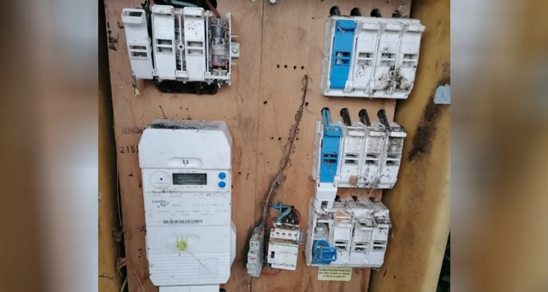 Boîtier d'alimentation électrique