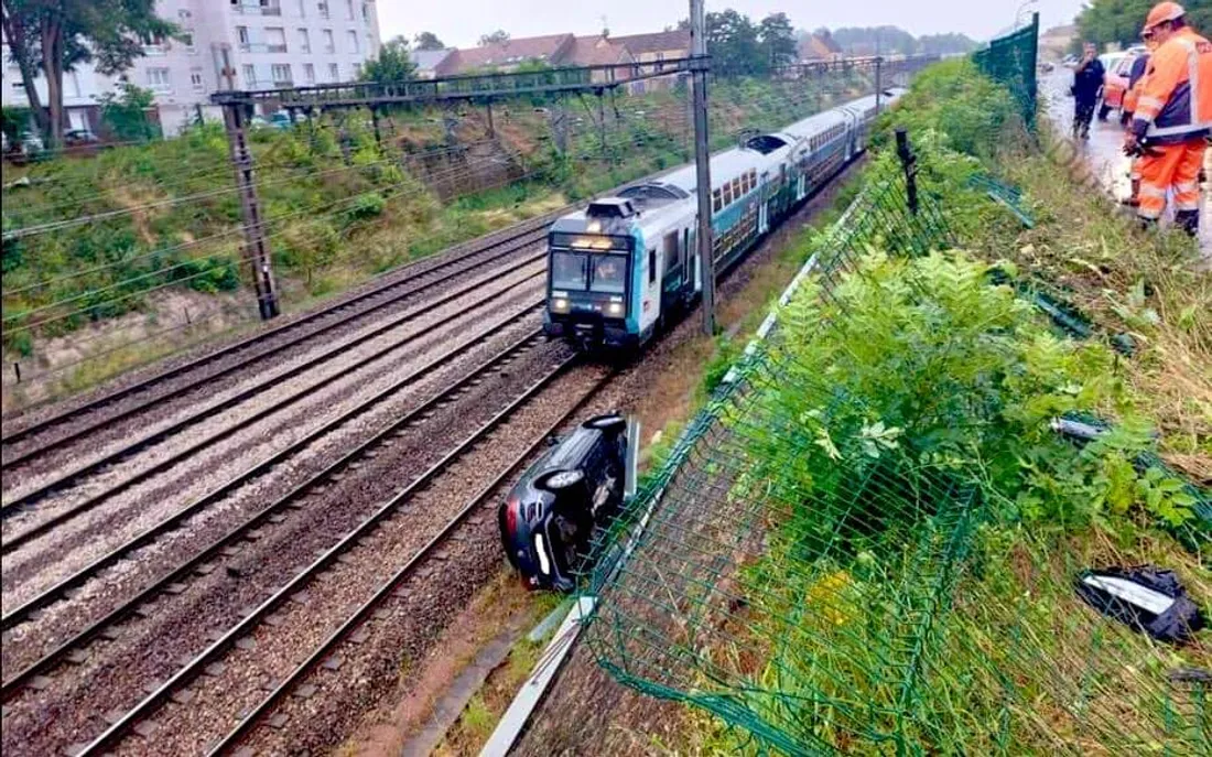 Une voiture chute sur les rails à Brétigny