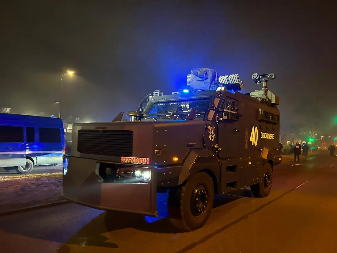 Véhicule centaure en intervention à Grigny (91)