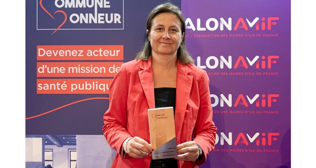 Agnès Conesa-Rouat, maire-adjointe, reçoit le label "commune donneur en or"