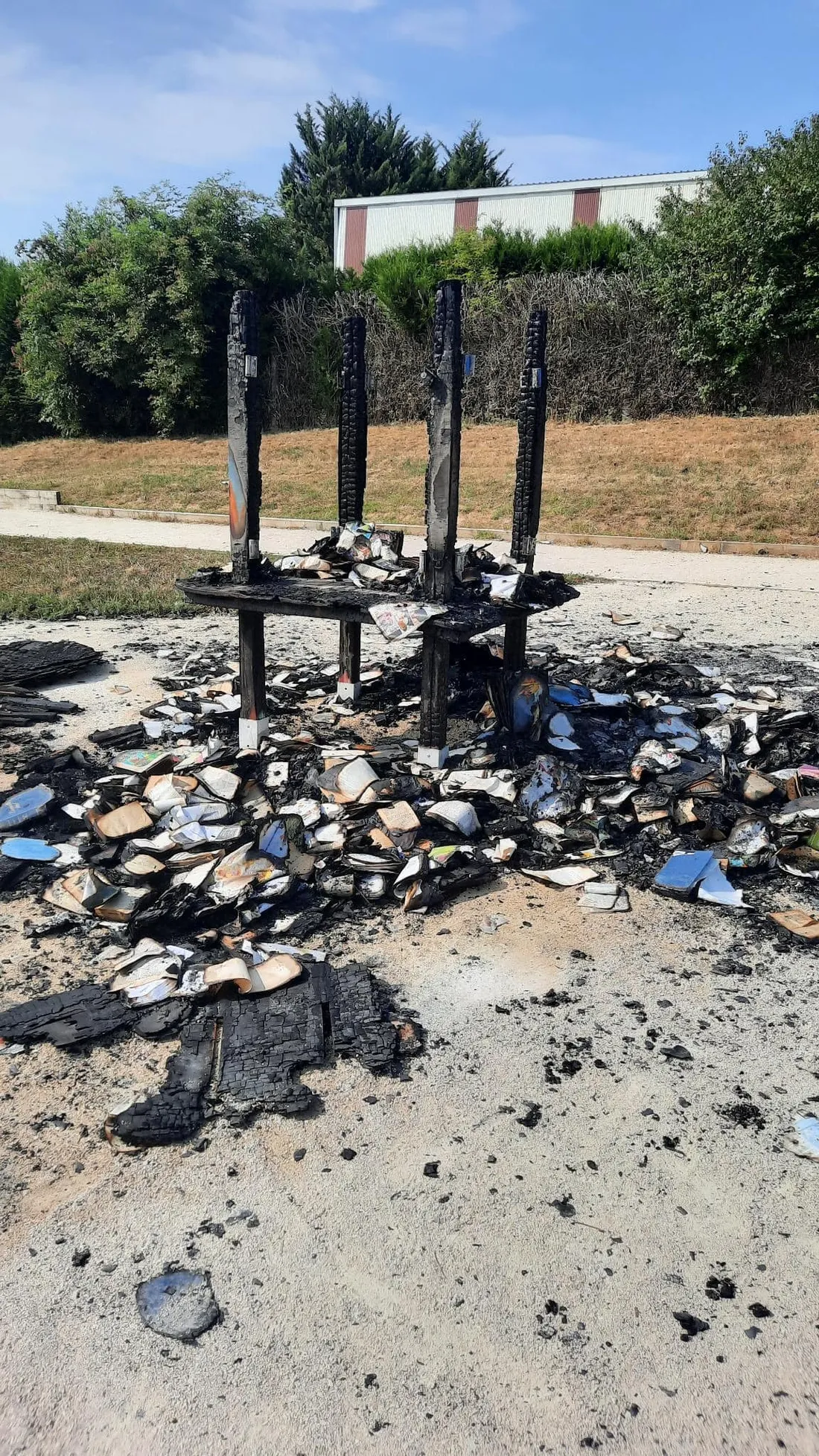 Mobilier urbain incendié