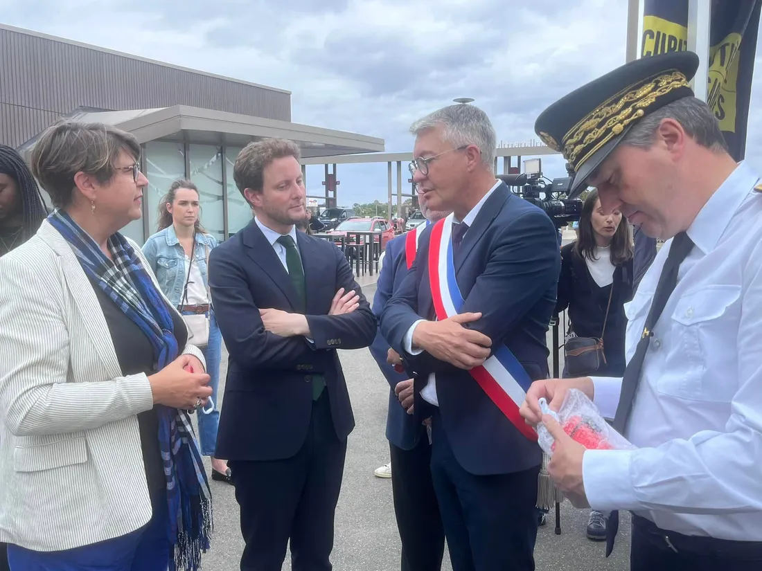 Clément Beaune sur une aire d'autoroute