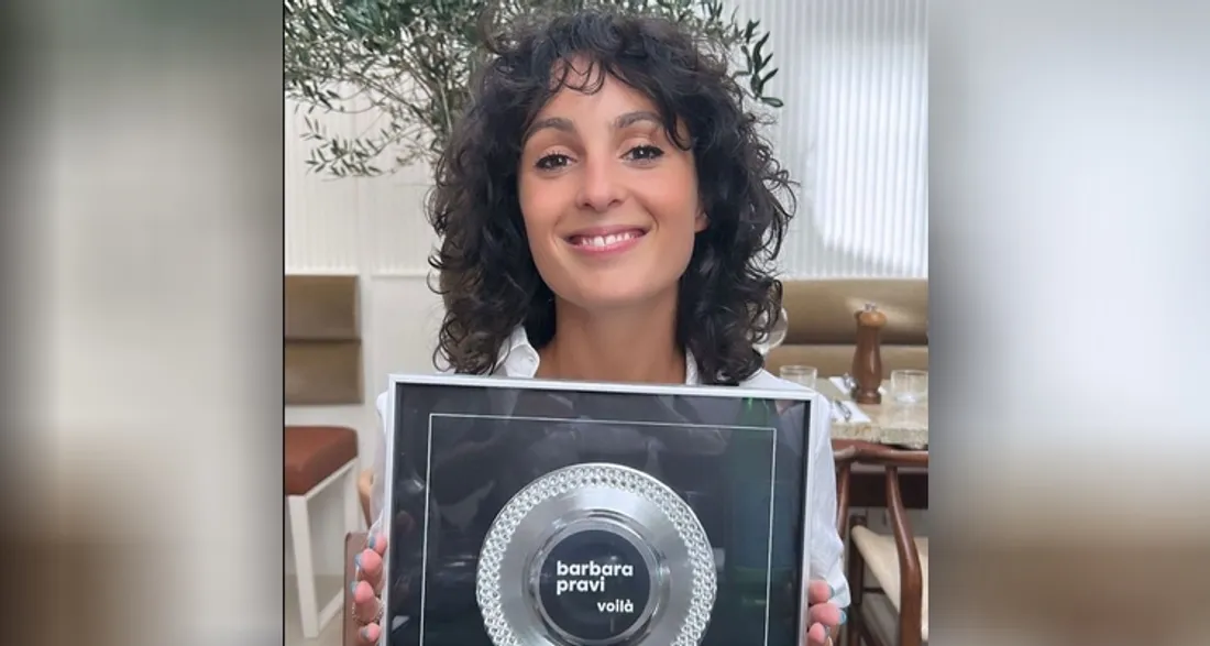 Barbara Pravi pose avec son disque de diamant