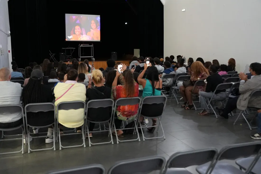 Les habitants derrière Ilyana