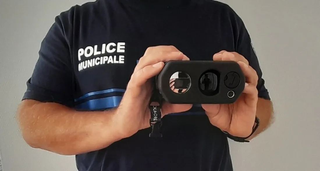 Policier et cinémomètre