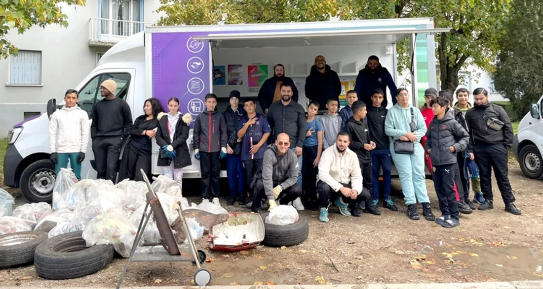 Des jeunes après l'opération de nettoyage