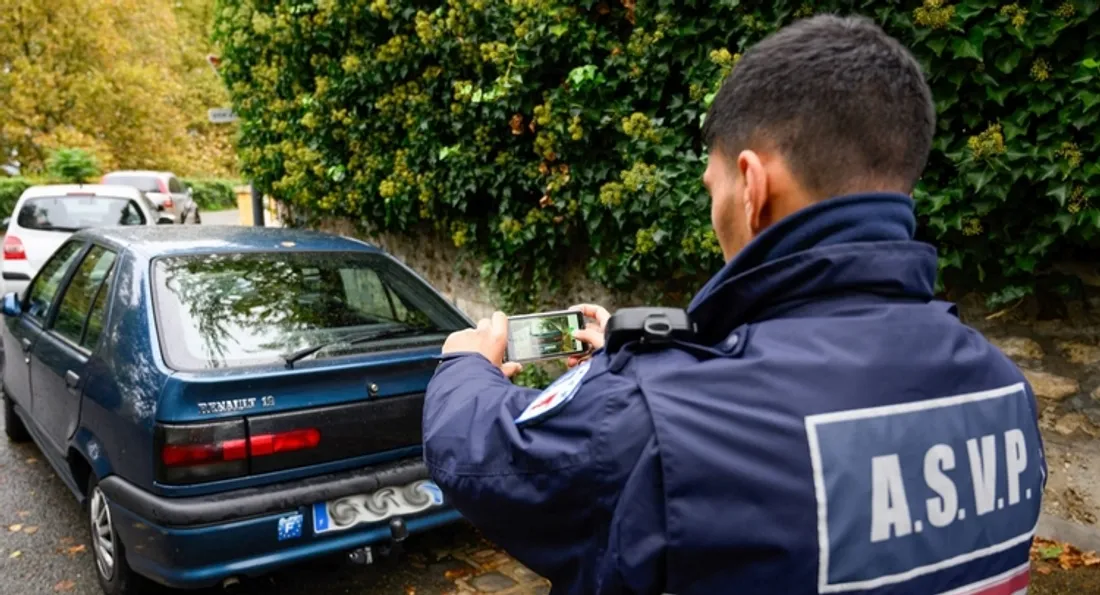Agent de Chartres qui scanne une plaque