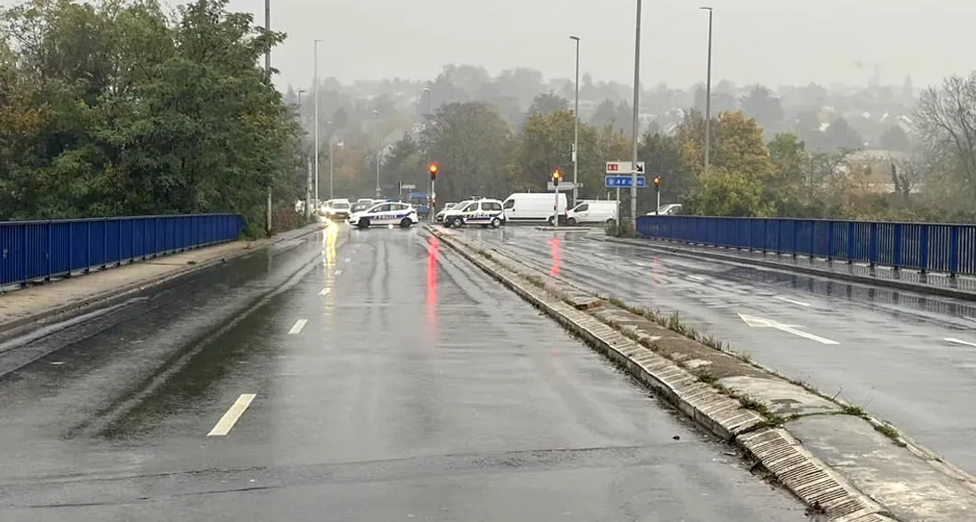 Pont surplombant l'A6 fermé