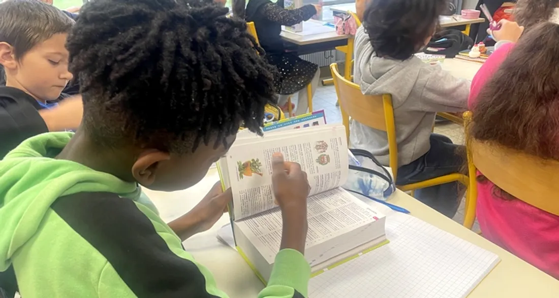 Les enfants n'ont pas attendu pour feuilleter les dictionnaires