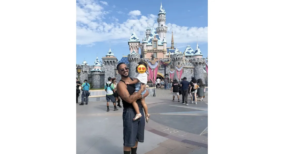 Slimane et sa fille à Disneyland Paris