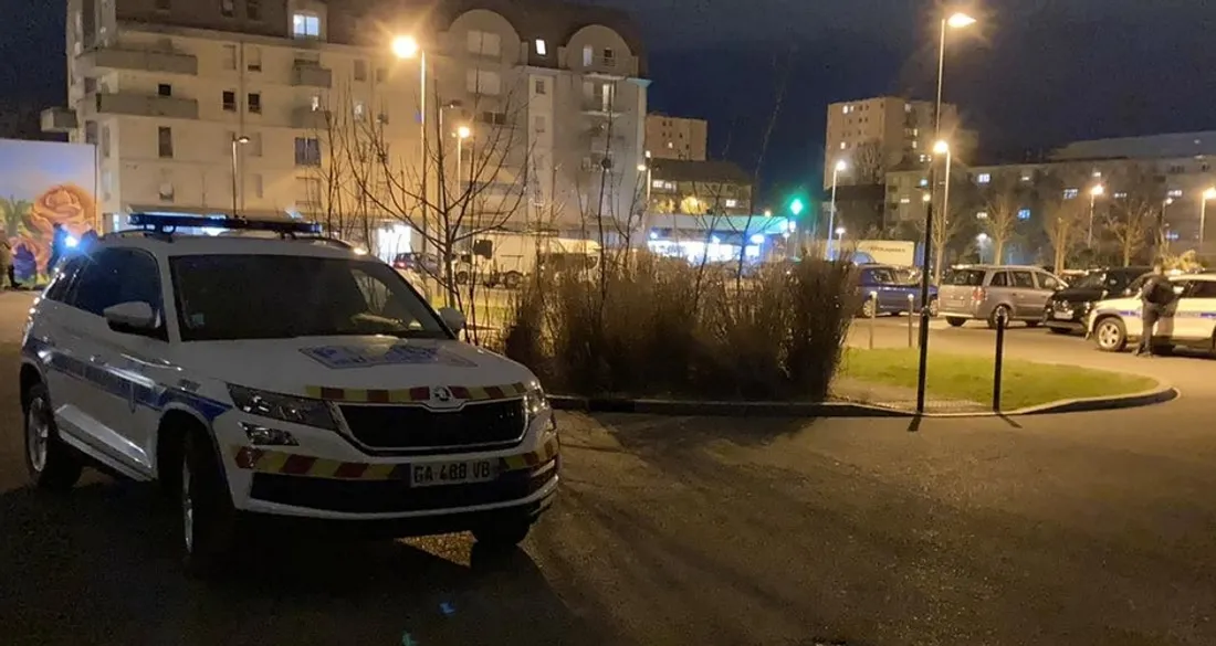 Voiture de police municipale au Clos des Roses à Compiègne