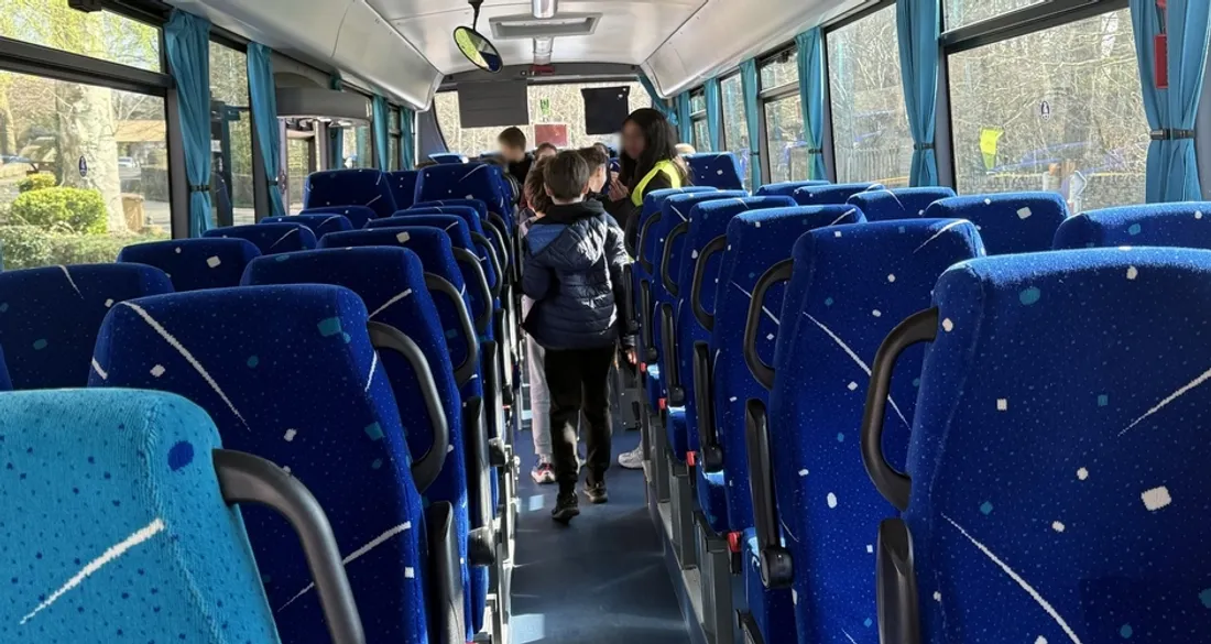 Enfants dans un bus