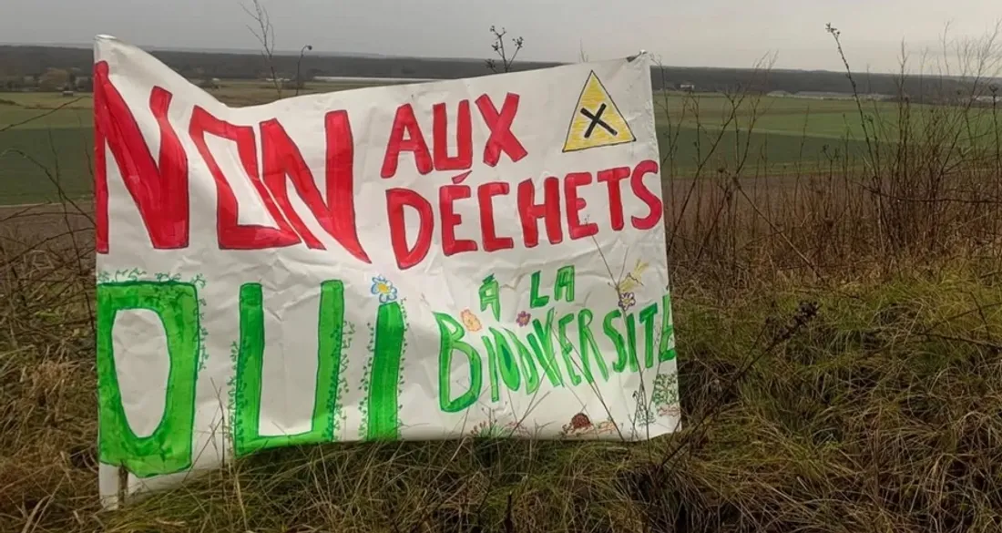 Pancarte contre l'enfouissement de déchets