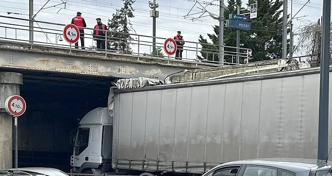Camion coincé sous un pont à Poissy