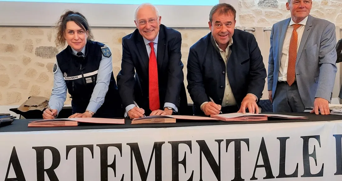 Signature de la convention de partenariat entre gendarmes, chasseurs et État