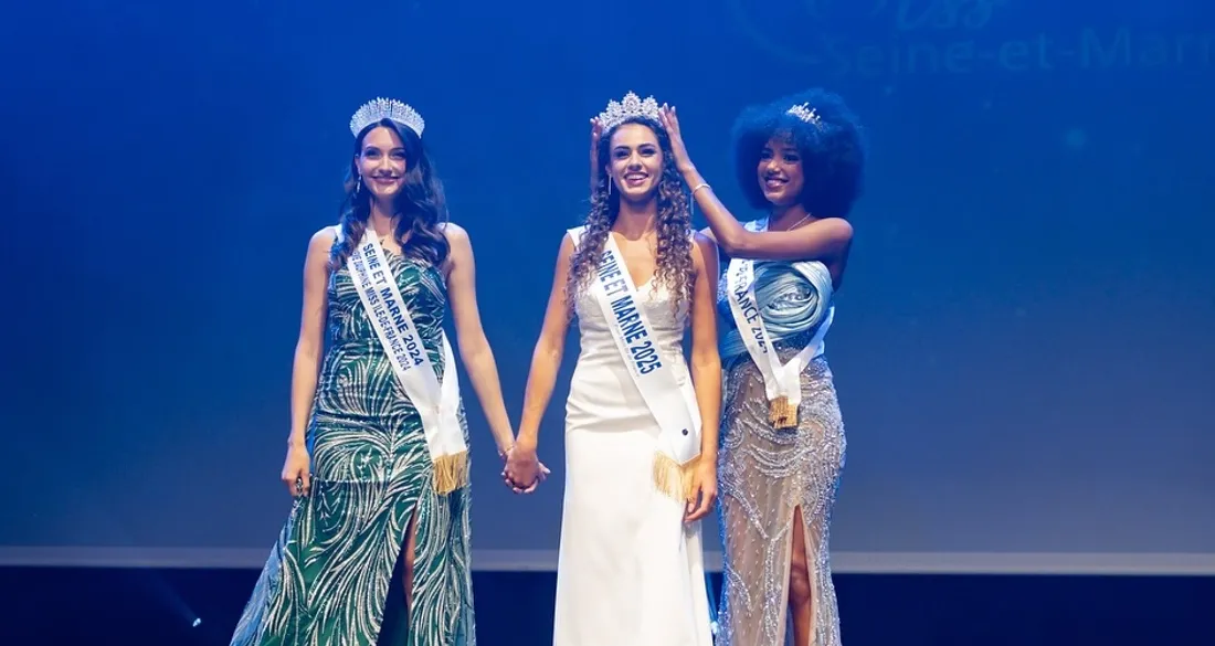 Au centre, Tahera Guilloteau, Miss Seine-et-Marne 2025