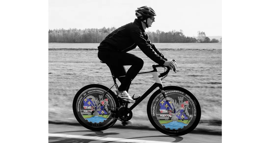 Cycliste sur une route de l'Oise