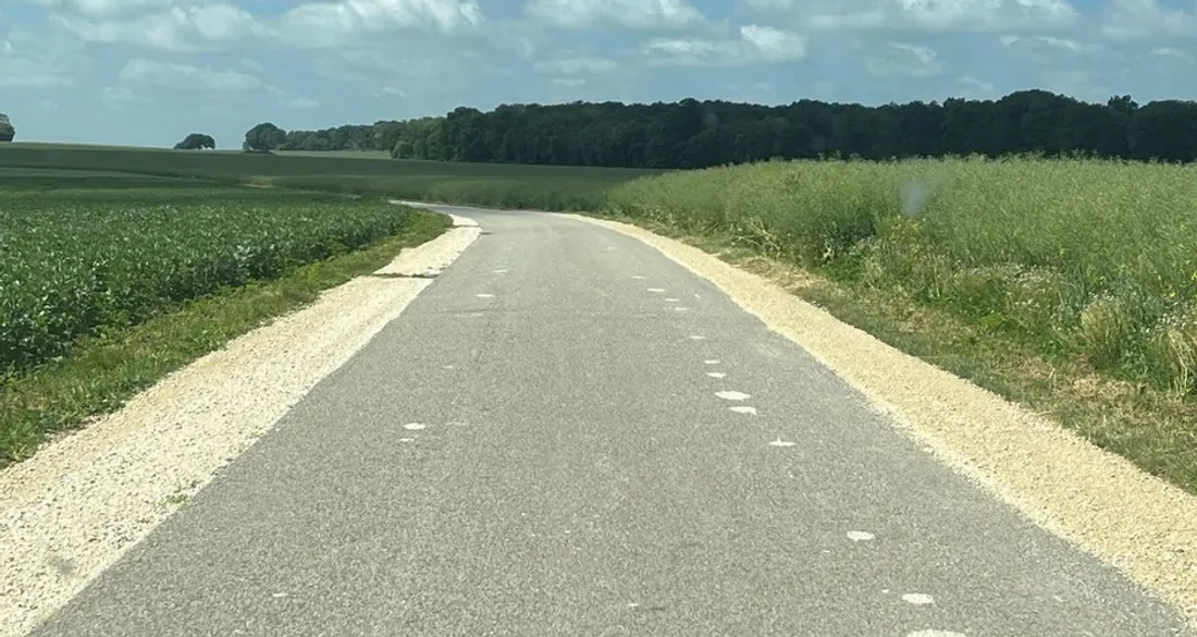 Chaussée bordée de grave ciment