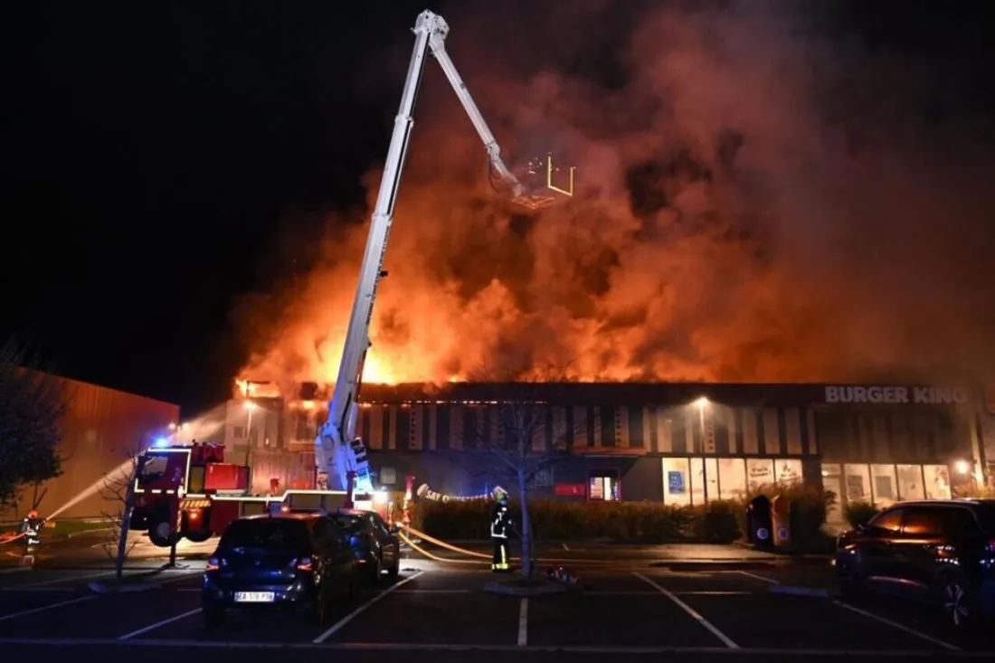 Incendie Buger King Vaux-le-Pénil