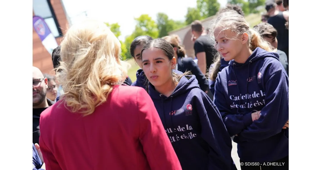 Des jeunes reçoivent leur diplôme de Cadet de la sécurité civile