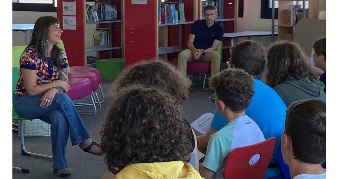 Marie Colot devant des jeunes