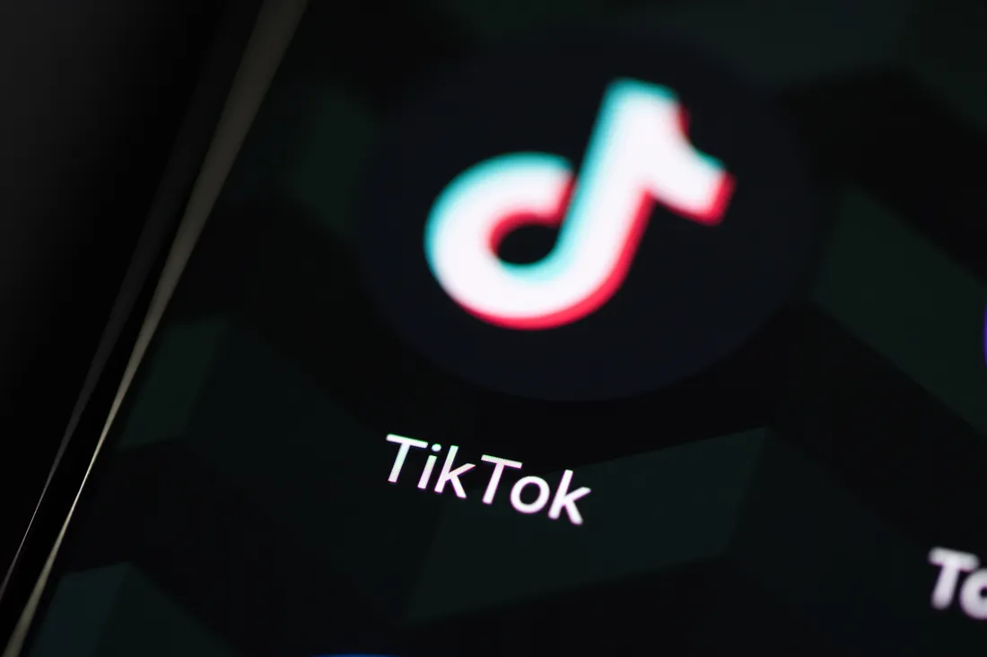 Logo TikTok sur un smartphone