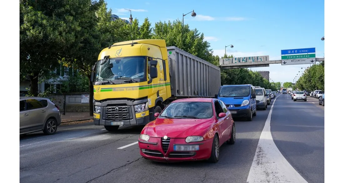 Poids-lourd en transit dans Melun
