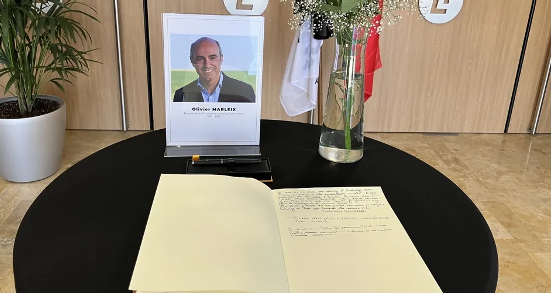 Registre de condoléances dédié à Olivier Marleix