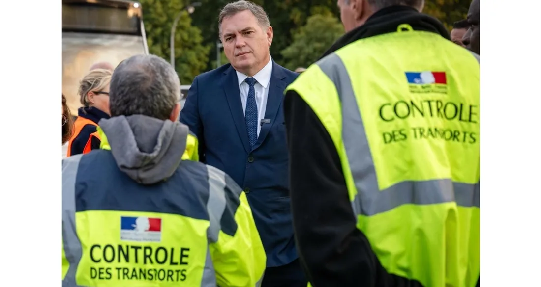 Philippe Tabarot échange avec des agents de l'État