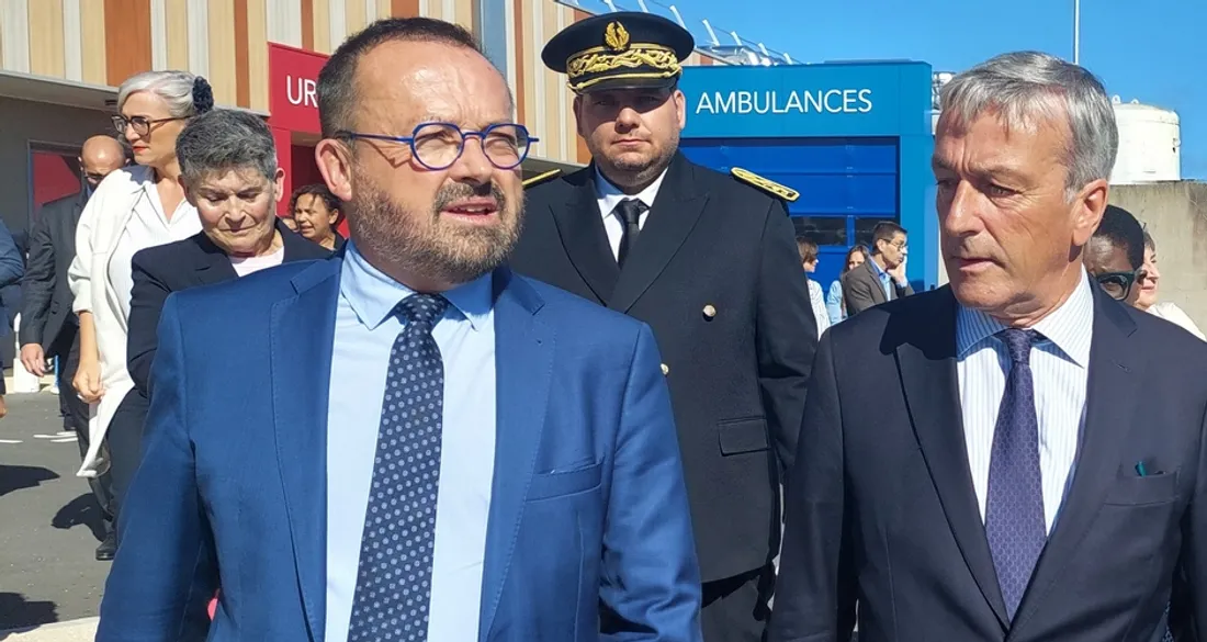 À gauche, Yannick Neuder, Ministre de la Santé