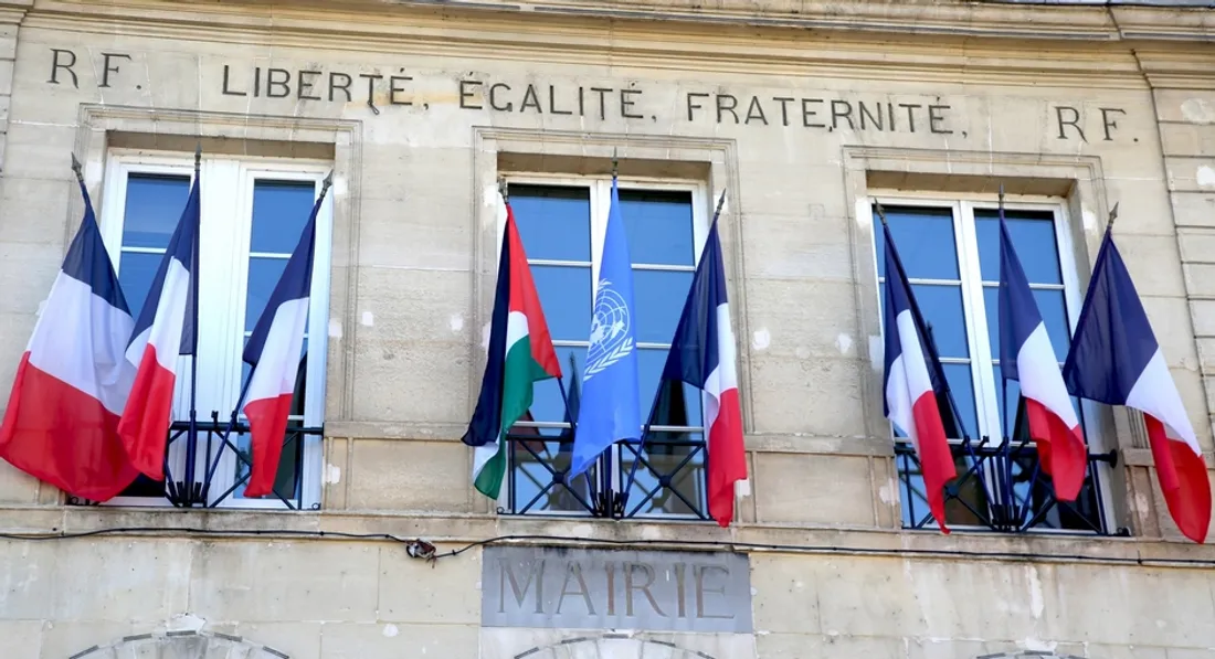 Mairie de Montataire arborant le drapeau palestinien