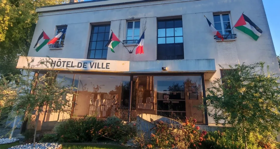 Mairie de Mitry-Mory arborant le drapeau palestinien