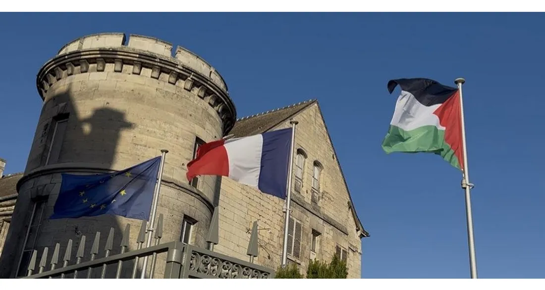Mairie de Creil arborant le drapeau palestinien