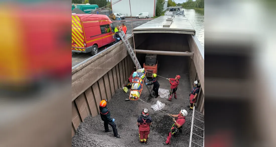 Sauvetage dans une péniche à Thourotte