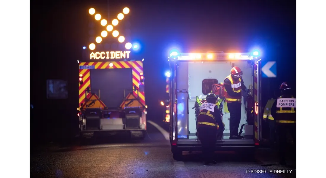 Pompiers intervenant sur les lieux d'un accident