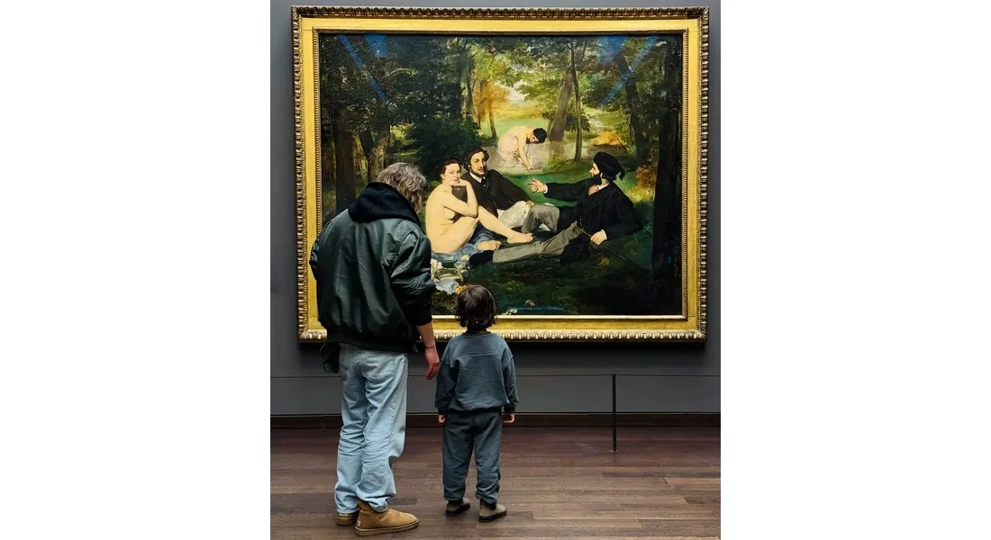 Julien Doré et son fils au musée