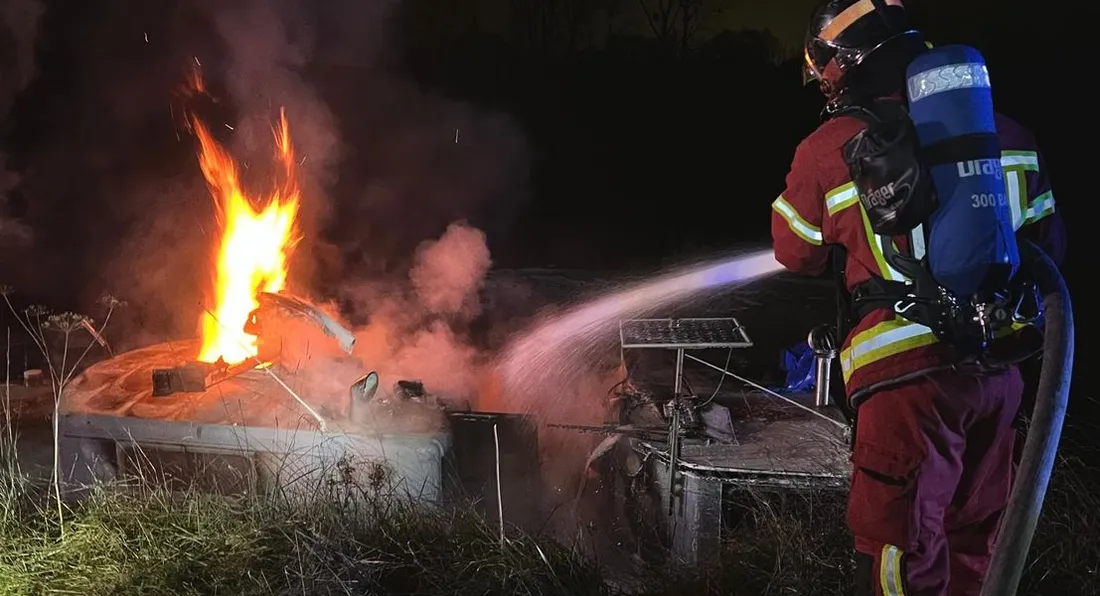 Incendie sur une péniche
