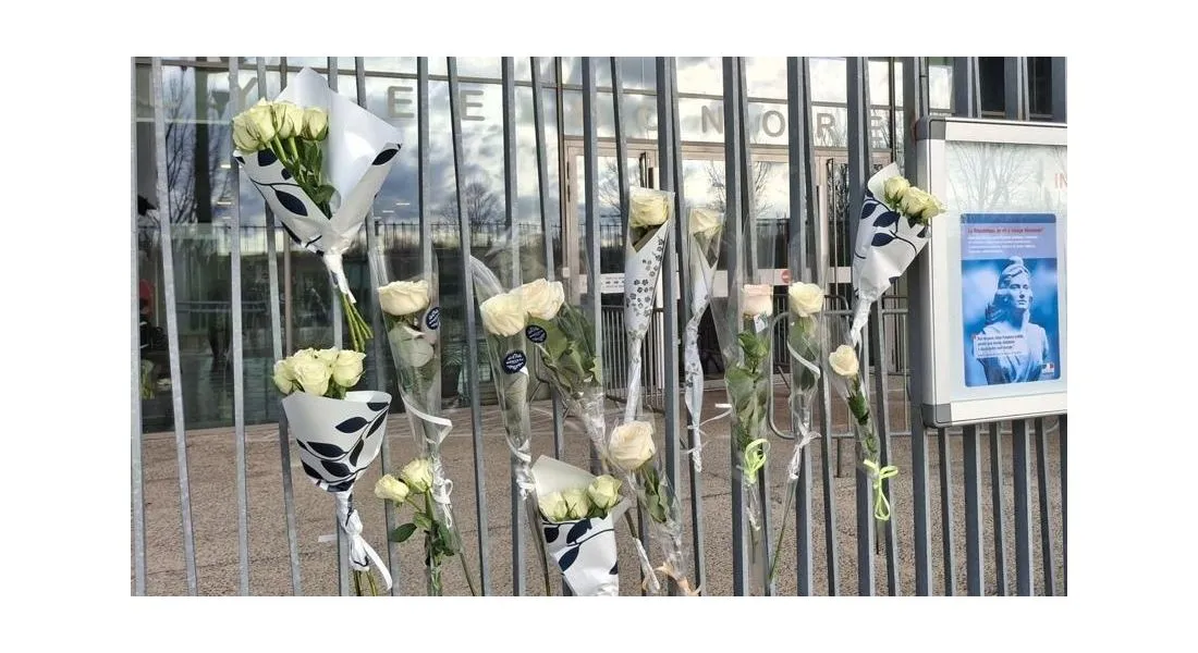 Lycée Honoré de Balzac avec des fleurs en l'hommage de Camélia