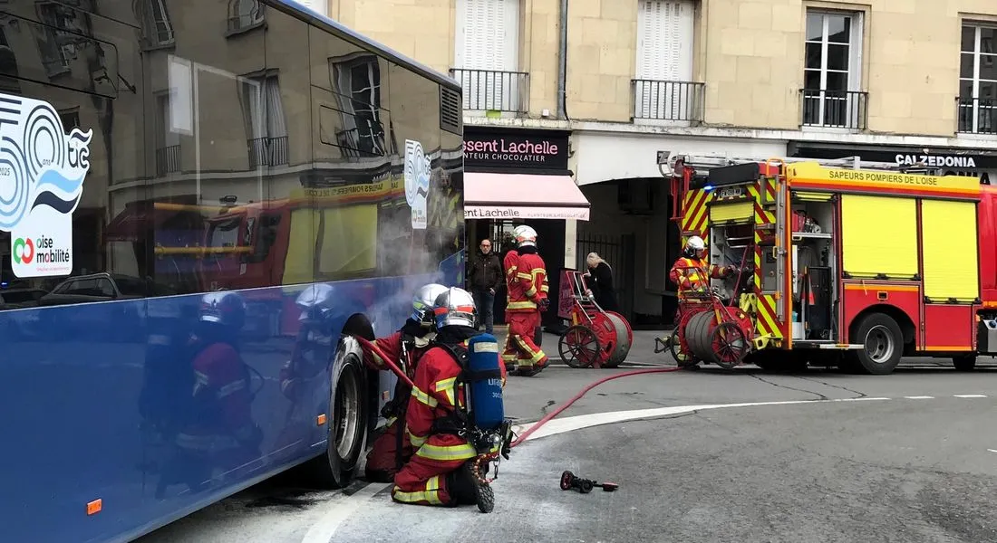 Bus en panne devant la mairie de Compiègne