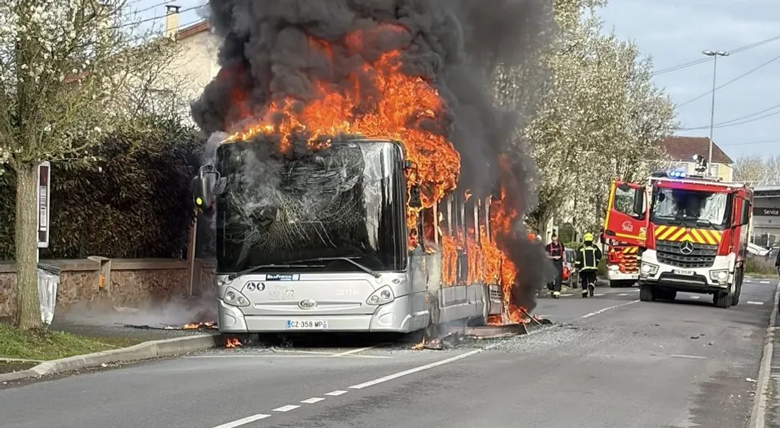 Bus en feu à Nanteuil-lès-Meaux