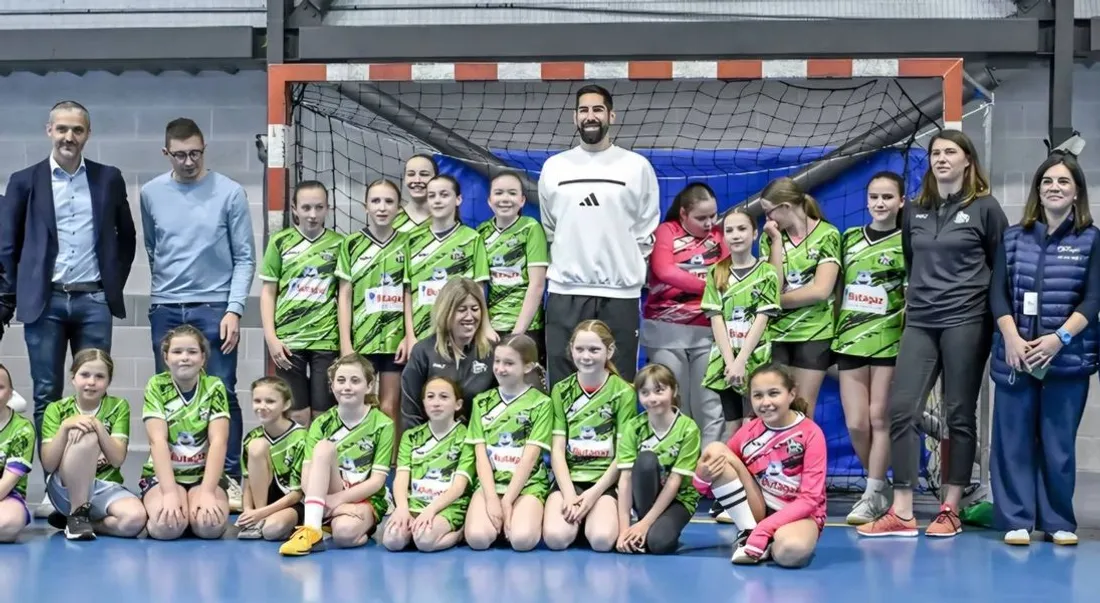 Nikola Karabatic avec les handballeurs de Salouël