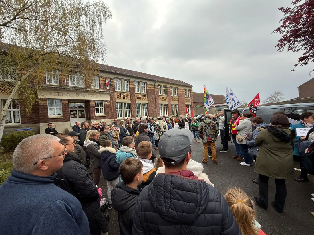Rassemblement contre des fermetures de classes