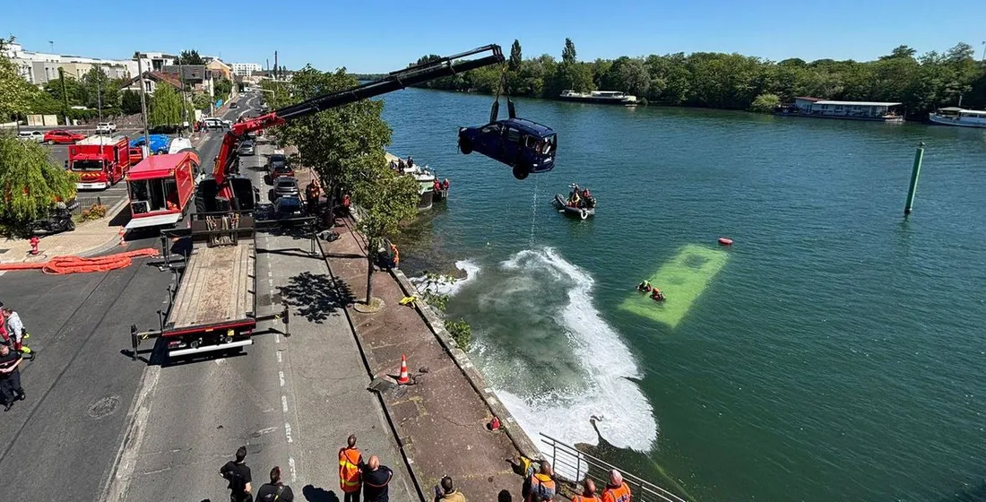 Voiture extirpée de l'eau à Juvisy-sur-Orge
